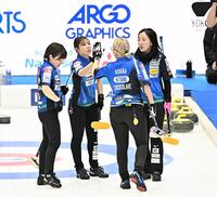 第６エンド、ポイントを奪いハイタッチを交わすロコ・ソラーレ（撮影・開出牧）