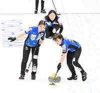 第５エンド、スイープするロコ・ソラーレ・鈴木夕湖（手前右）。左は吉田夕梨花、後方は藤沢五月（撮影・開出牧）