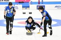 第５エンド、ストーン投じるロコ・ソラーレ・藤沢五月（中央）。左は吉田夕梨花、右は鈴木夕湖（撮影・開出牧）