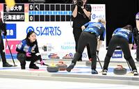 第２エンド、指示を出すロコ・ソラーレ・藤沢五月（左）＝撮影・開出牧