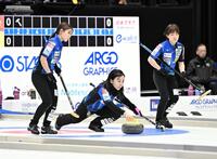 ストーンを投じるロコ・ソラーレ・藤沢五月（中央）。左は吉田夕梨花、右は鈴木夕湖（撮影・開出牧）