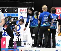 中部電力に敗れ引き上げる藤沢五月（中央）らロコ・ソラーレ（撮影・開出牧）