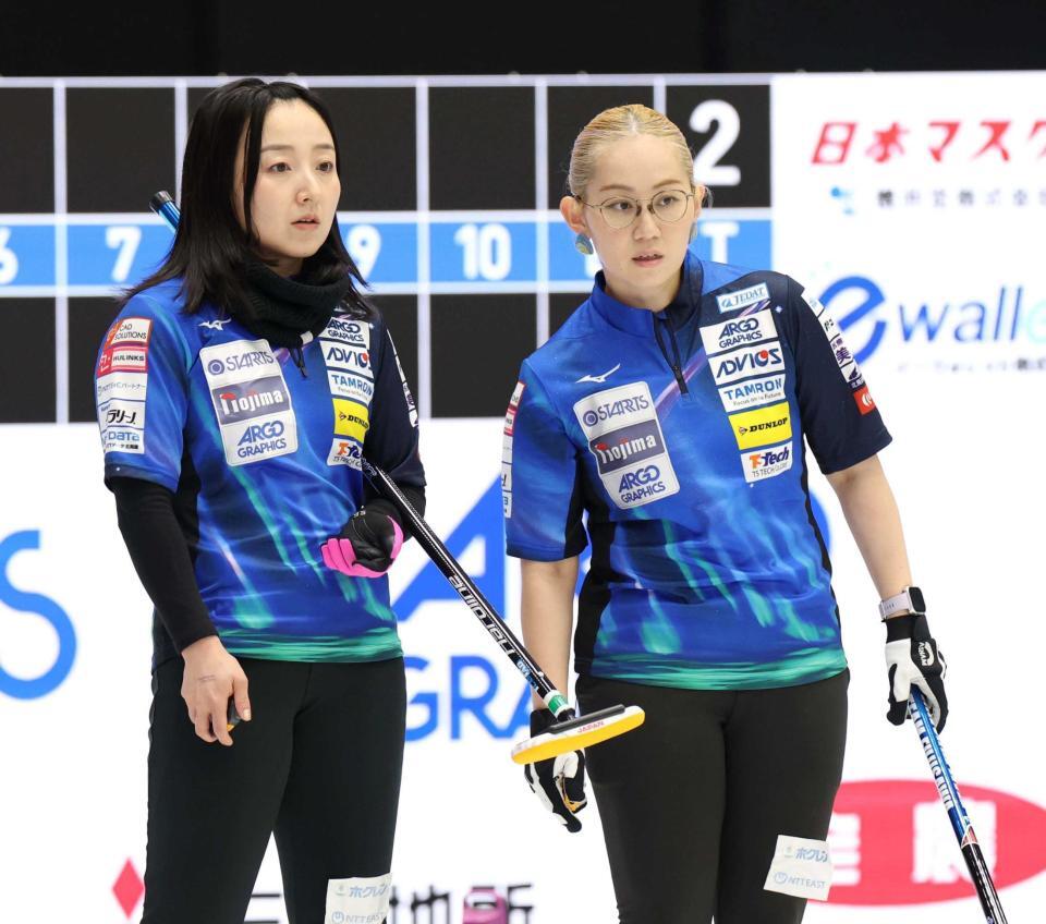 　第５エンド、戦略を話し合うロコ・ソラーレ・藤沢（左）と小穴（撮影・伊藤笙子）