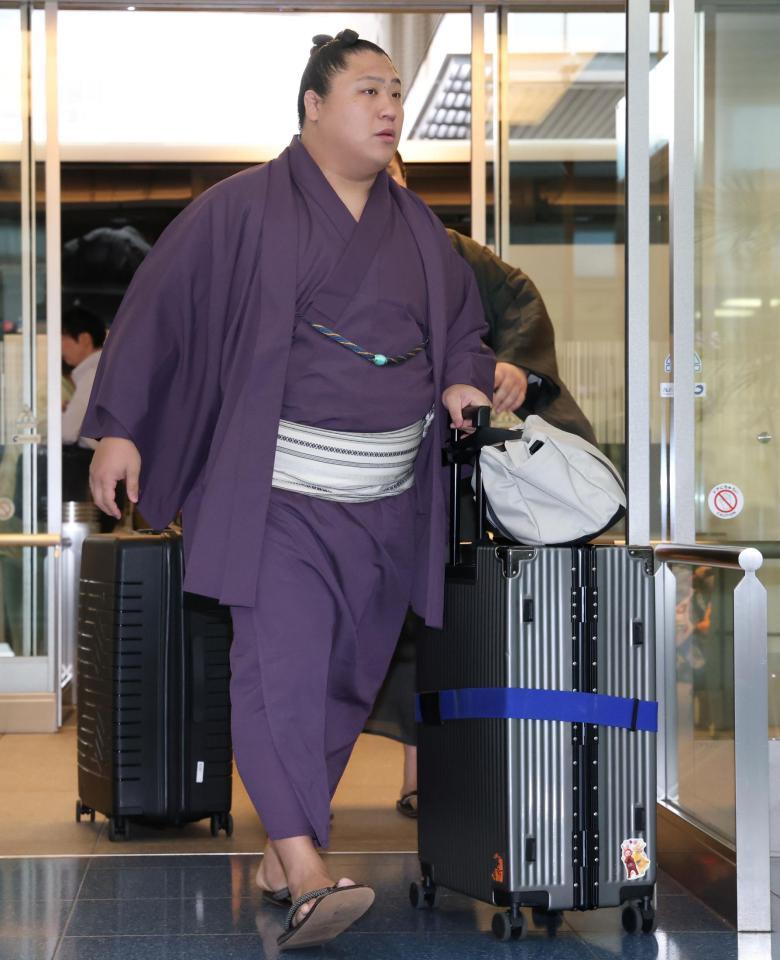 パリに向け出発した若隆景（撮影・伊藤笙子）