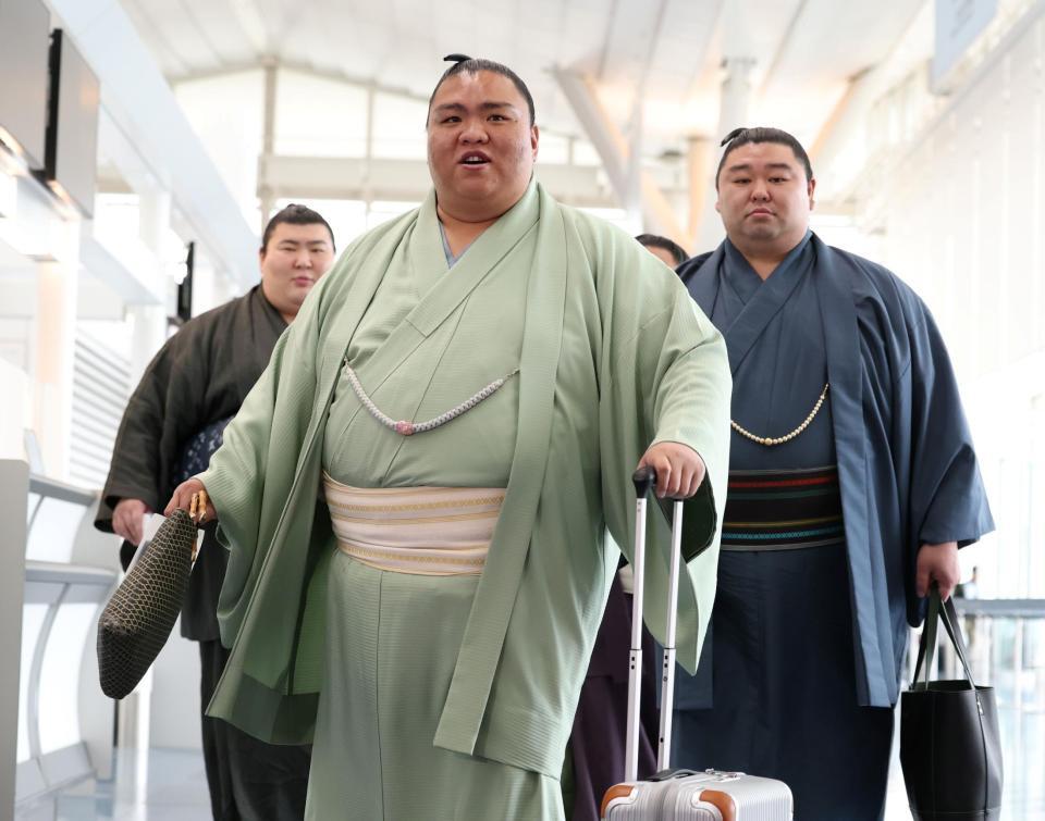 パリに向け出発した（左から）熱海富士、御嶽海、正代（撮影・伊藤笙子）