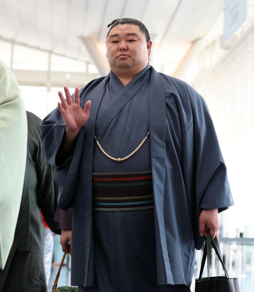 パリに向け出発した正代＝羽田空港（撮影・伊藤笙子）