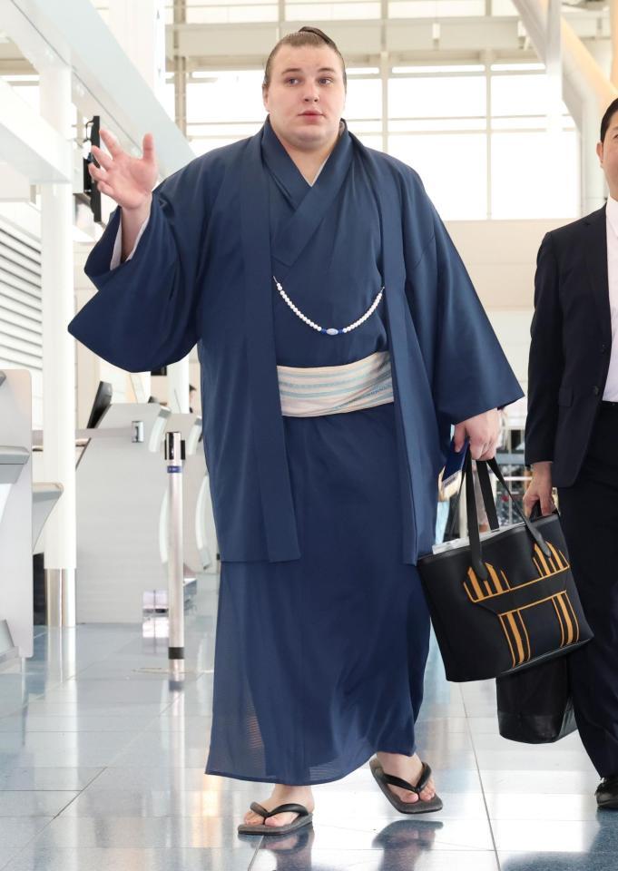パリに向け出発した安青錦（撮影・伊藤笙子）