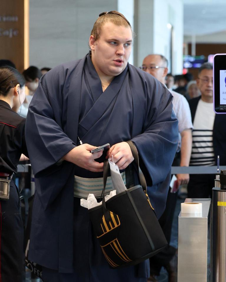パリ行きの飛行機に搭乗する安青錦（撮影・伊藤笙子）