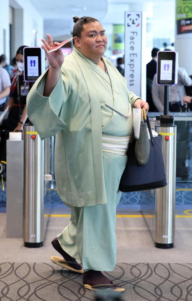 パリ行きの飛行機に搭乗する御嶽海（撮影・伊藤笙子）