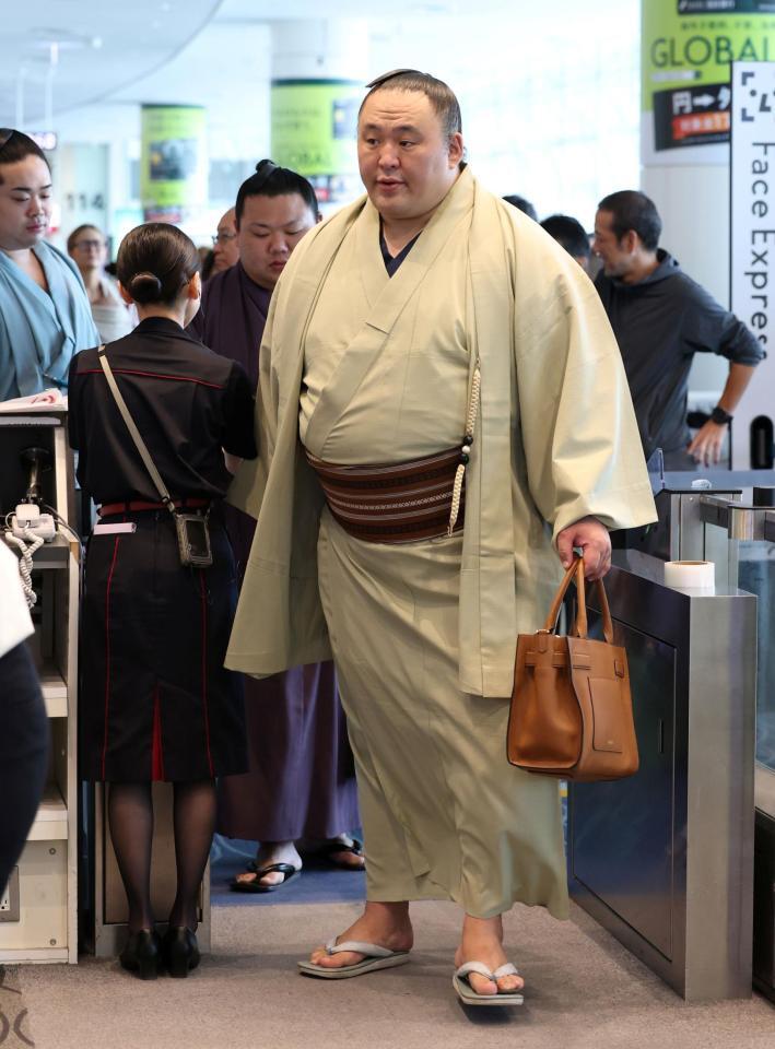 パリ行きの飛行機に搭乗する玉鷲（撮影・伊藤笙子）