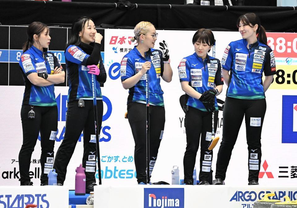 試合前に笑顔を見せる藤沢五月（左から２人目）らロコ・ソラーレ（撮影・開出牧）