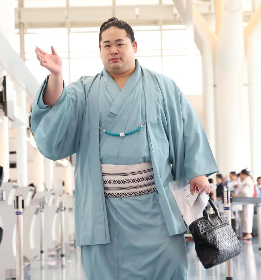 パリに向け出発した錦富士（撮影・伊藤笙子）
