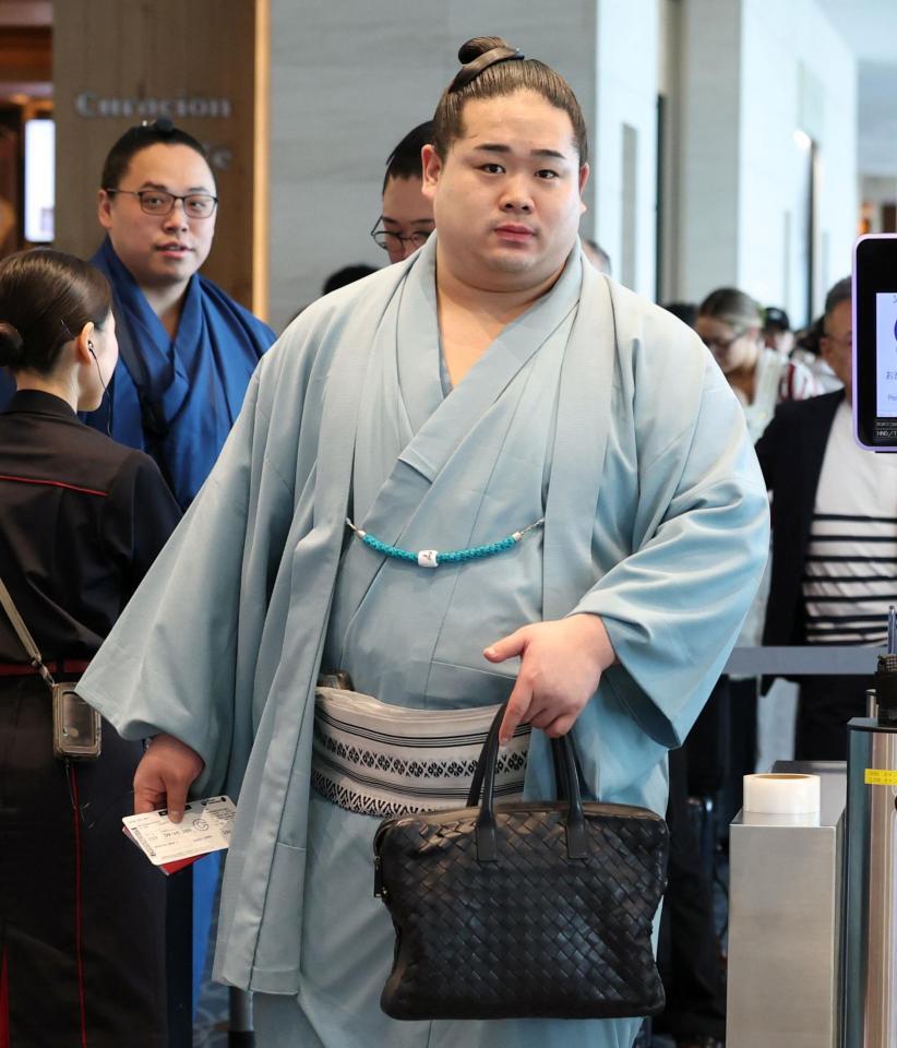パリ行きの飛行機に搭乗する錦富士（撮影・伊藤笙子）