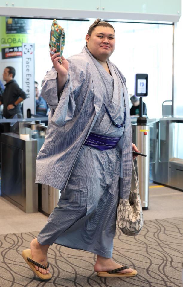 笑顔でパリ行きの飛行機に搭乗する大の里（撮影・伊藤笙子）