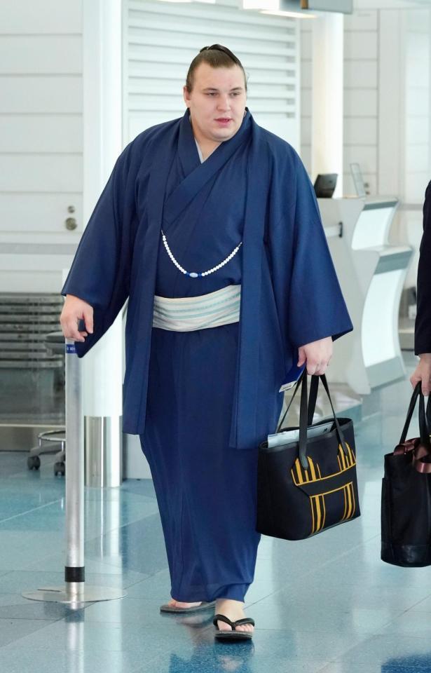 大相撲パリ公演へ出発する安青錦