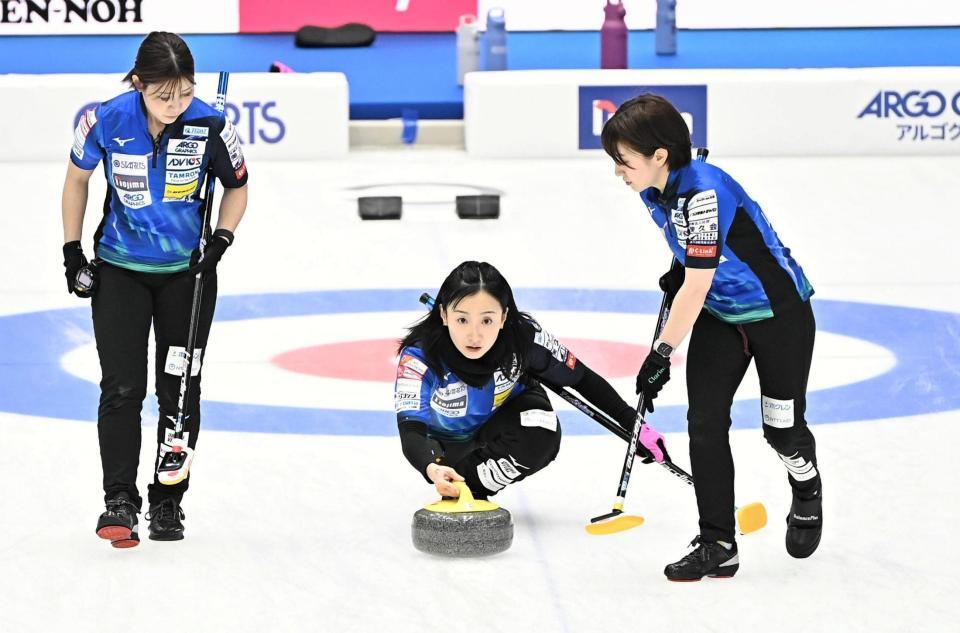 第５エンド、ストーン投じるロコ・ソラーレ・藤沢五月（中央）。左は吉田夕梨花、右は鈴木夕湖（撮影・開出牧）