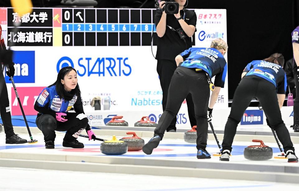 第２エンド、指示を出すロコ・ソラーレ・藤沢五月（左）＝撮影・開出牧