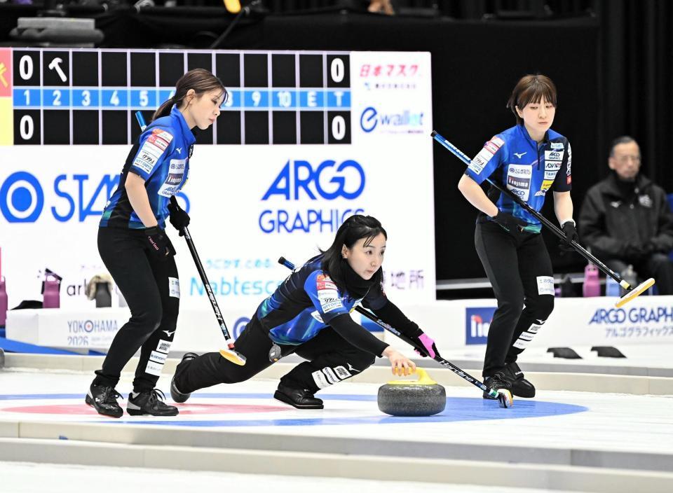 ストーンを投じるロコ・ソラーレ・藤沢五月（中央）。左は吉田夕梨花、右は鈴木夕湖（撮影・開出牧）