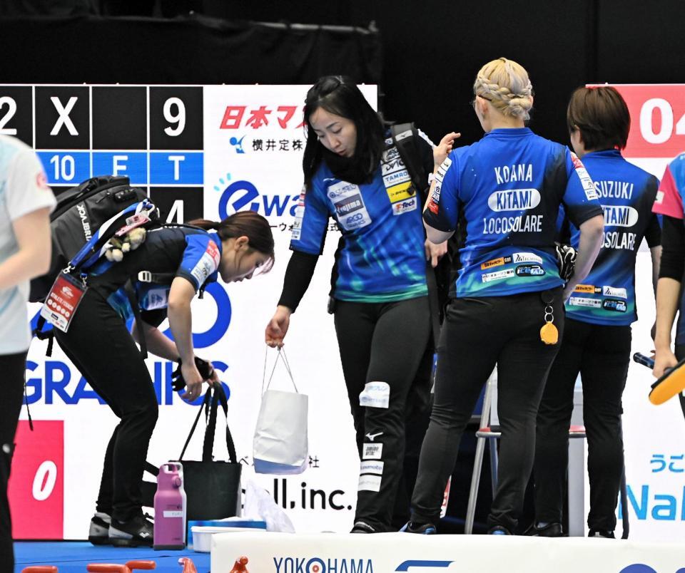 中部電力に敗れ引き上げる藤沢五月（中央）らロコ・ソラーレ（撮影・開出牧）