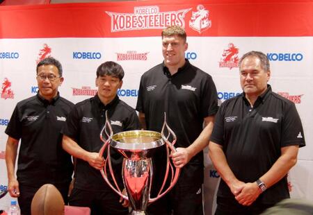 　優勝カップを前に記念撮影するデイブ・レニー氏（右端）ら