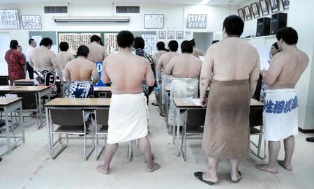 春日山親方（左から３人目）ら全員で相撲甚句を歌う