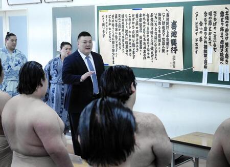 自ら歌って相撲甚句の授業を進める春日山親方