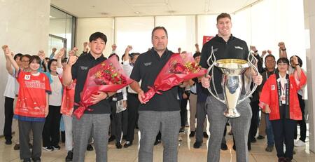 神戸新聞社を訪問した（手前左から）神戸・李承信、デイブ・レニーＨＣ、ブロディー・レタリック