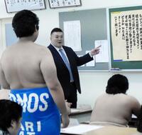 相撲甚句の授業を進める春日山親方