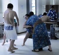 大森（手前左）ら授業後の休み時間は空いたスペースで相撲を取る教習生
