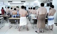 春日山親方（左から３人目）ら全員で相撲甚句を歌う