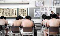 相撲甚句の枕唄と「当地興行」の歌詞を黒板に貼り、授業を進める春日山親方（右上）