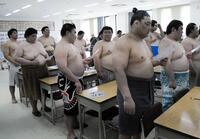 モンゴル出身の和歌ノ富士（手前）や大森（左端）ら全員で相撲甚句を歌う