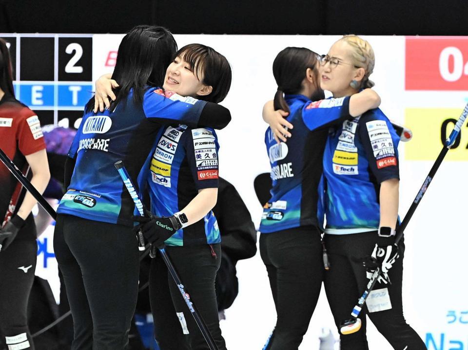 　健闘をたたえ合うロコ・ソラーレの（左から）藤沢五月、鈴木夕湖、吉田夕梨花、小穴桃里（撮影・開出牧）