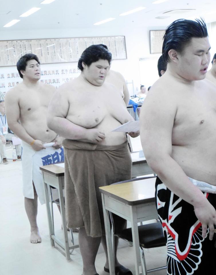 男前と注目を集める大森（左）も相撲甚句に取り組む