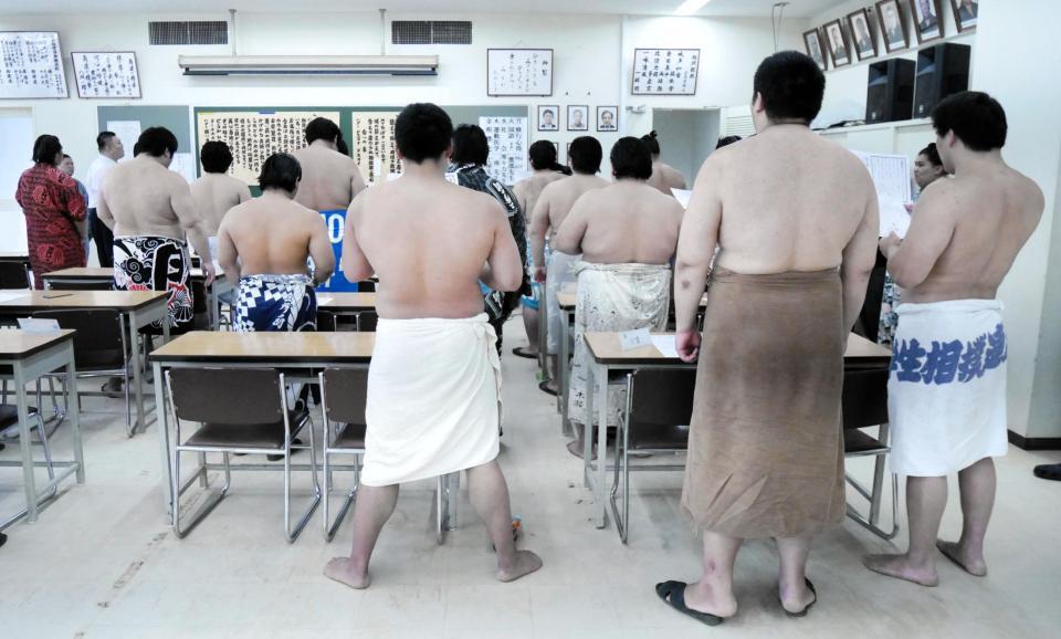 春日山親方（左から３人目）ら全員で相撲甚句を歌う