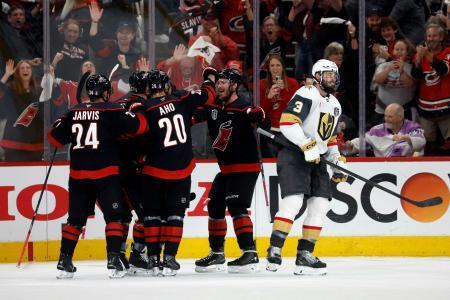 　ＮＨＬスタンリー・カップ決勝第５戦で、得点後に喜ぶハリケーンズの選手たち＝米ノースカロライナ州ローリー（ＡＰ＝共同）