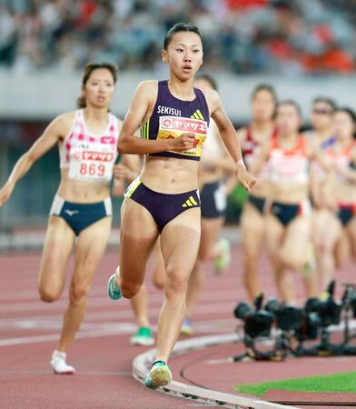 女子８００メートル予選で力走する久保凛