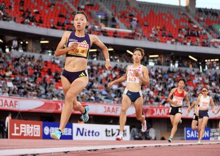 女子８００メートル予選で力走する久保凜（左端）