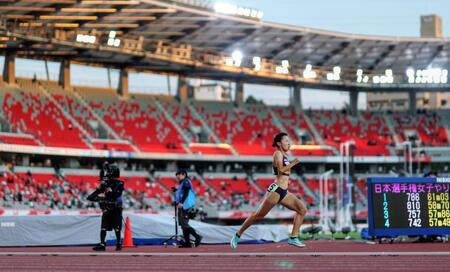 女子８００メートル予選　後続を引き離し独走する久保凜