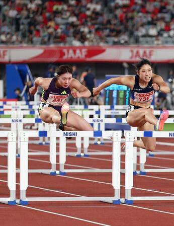 女子１００メートル障害準決勝　力走する福部真子㊧と青木益未