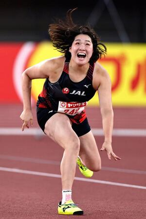 女子やり投げ　投てきし、やりの行方を見る北口榛花