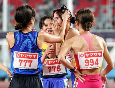 女子５０００メートルで優勝し、祝福を受ける山本有真（右から２人目）