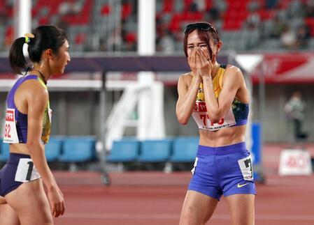 女子５０００メートルで、ゴール前で田中希実（左）を逆転して優勝した山本有真