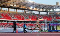 女子８００メートル予選　後続を引き離し独走する久保凜