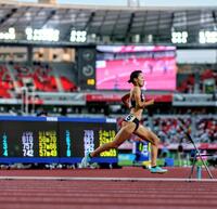 女子８００メートル予選　後続を引き離し独走する久保凜