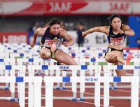 女子１００メートル障害準決勝　力走する福部真子（左）と青木益未
