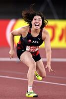 女子やり投げ　投てきし、やりの行方を見る北口榛花