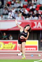 女子やり投げ　投てきする北口榛花