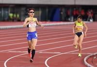 女子５０００メートル決勝で、田中希実（右）を抜き去り優勝した山本有真