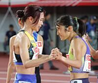 女子５０００メートルを終え、健闘をたたえ合う優勝した山本有真（左）と２位の田中希実　